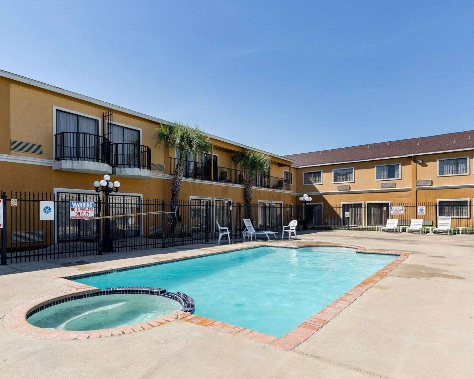 Hotel Baymont By Wyndham Houston North Extérieur photo