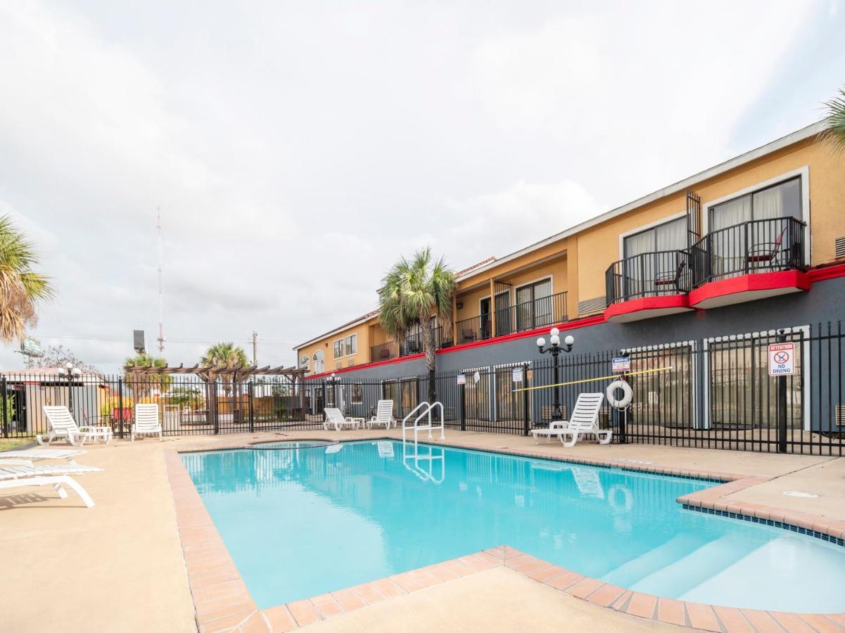 Hotel Baymont By Wyndham Houston North Extérieur photo