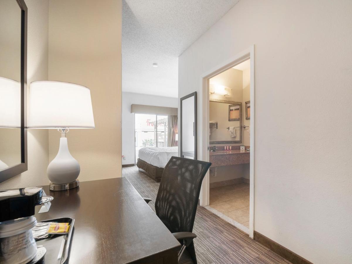 Hotel Baymont By Wyndham Houston North Extérieur photo