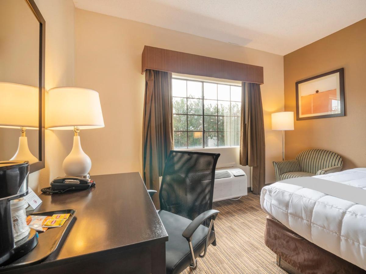 Hotel Baymont By Wyndham Houston North Extérieur photo
