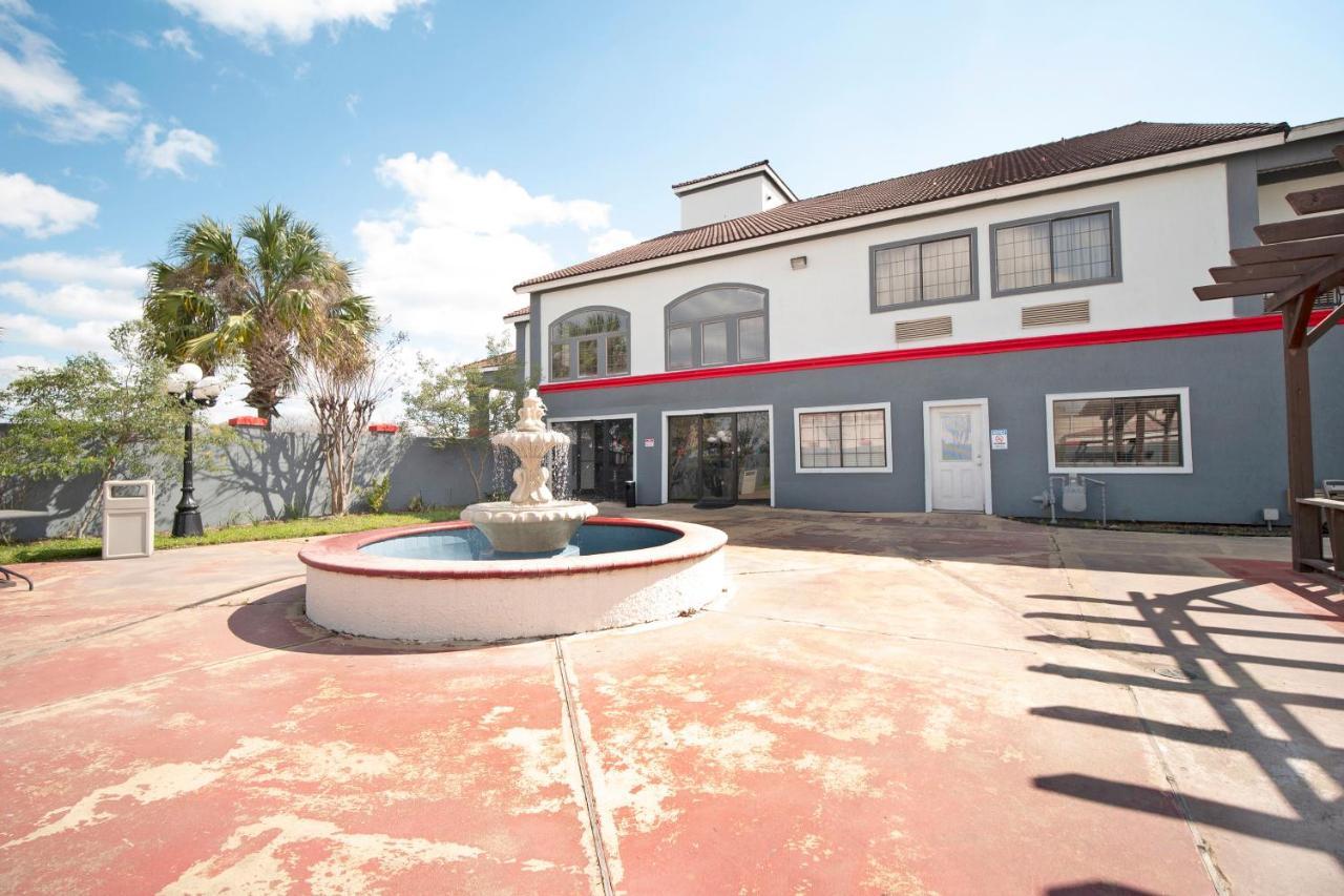Hotel Baymont By Wyndham Houston North Extérieur photo